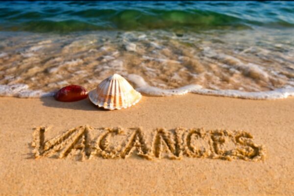 the_word_vacances_and_a_shell